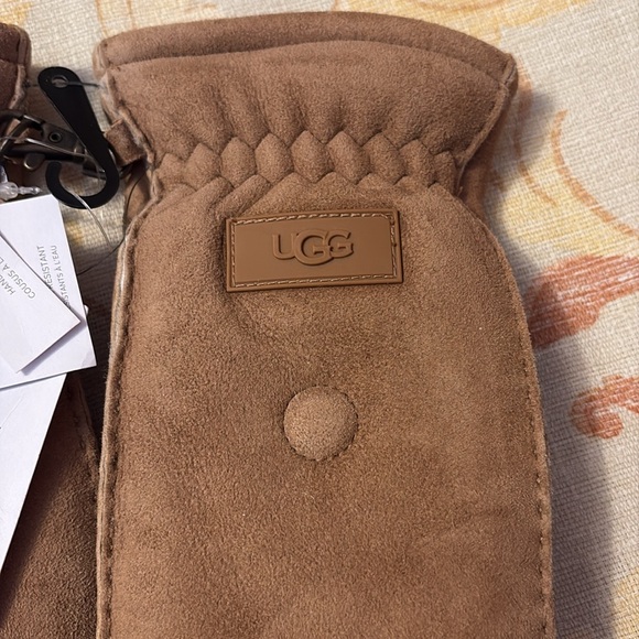 Sheepskin flip mitten in chestnut with magnetic closure. Size small/medium. NWT - Picture 2 of 10